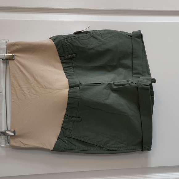 GAP Pants - NWT 5" Maternity Full Panel Shorts, Olive, size 6